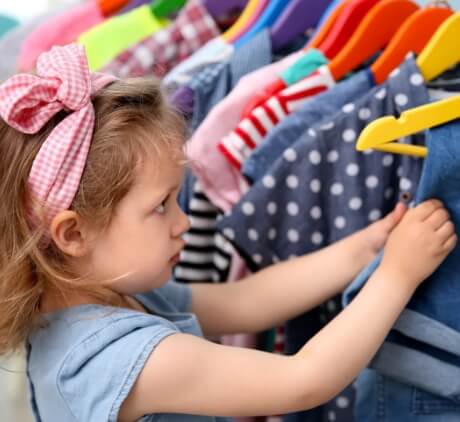 Secondhand Kids' Clothing_child choosing